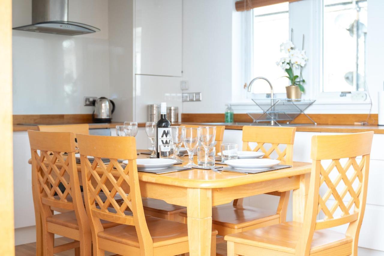 Dwellcome Home: West End 2-Bedroom with Free Parking & Wi-Fi Aberdeen Exterior photo