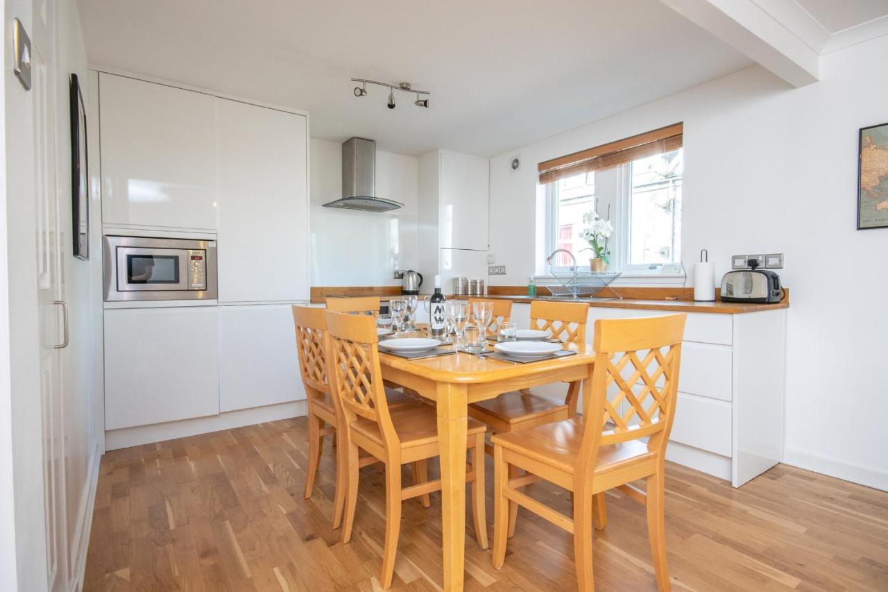 Dwellcome Home: West End 2-Bedroom with Free Parking & Wi-Fi Aberdeen Exterior photo