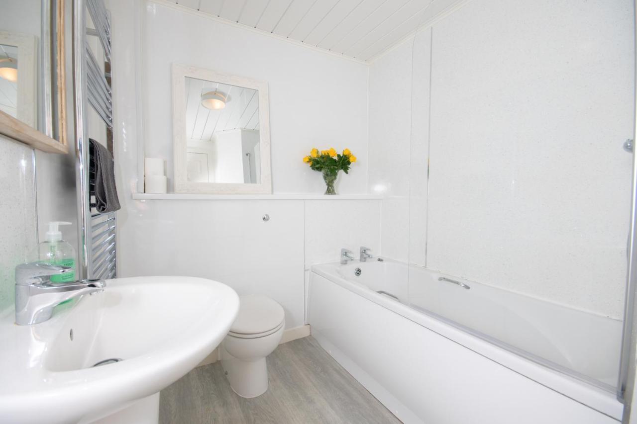 Dwellcome Home: West End 2-Bedroom with Free Parking & Wi-Fi Aberdeen Exterior photo