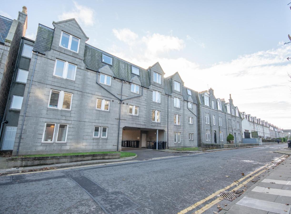 Dwellcome Home: West End 2-Bedroom with Free Parking & Wi-Fi Aberdeen Exterior photo