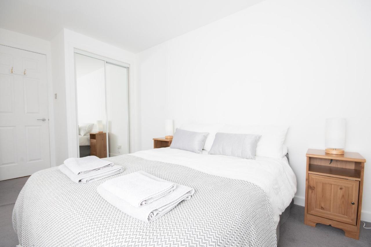 Dwellcome Home: West End 2-Bedroom with Free Parking & Wi-Fi Aberdeen Exterior photo